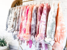 Load image into Gallery viewer, Tie dye Sweaters
